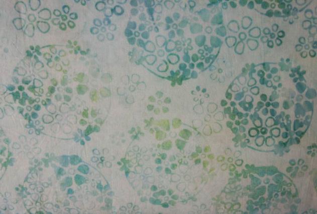 hellgrüner Batikstoff von Anthology, Motiv: Kreise/ Blüten, Farben: grün-mint-petrol