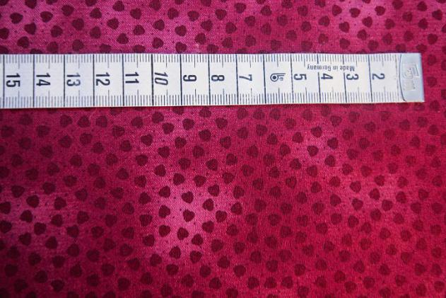 Preview: pink marmorierter Baumwollstoff mit dunkelpinken Herzen von Stoff A/S