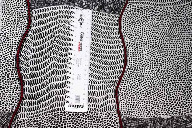 Preview: Aborigini Stoff "Bush Onion Dreaming" von Jean Hudson Nampijinpa. Farben: schwarz-weiß-rot, mit traditionellem Muster aus der Kultur der Aborigines