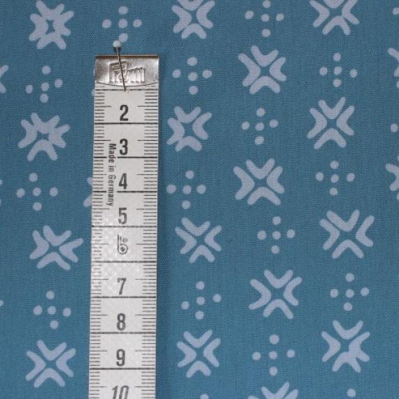 Preview: hellblauer Batikstoff von Hoffmann, Muster: 1 cm grafisches Muster, Farben: hellblau-grau , 100% Baumwolle, Stoffbreite: 110 cm