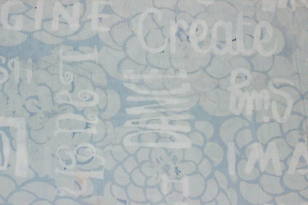 grau-weiß,blaugrau Batikstoff von Hoffmann, Muster: Texte,Blumen.