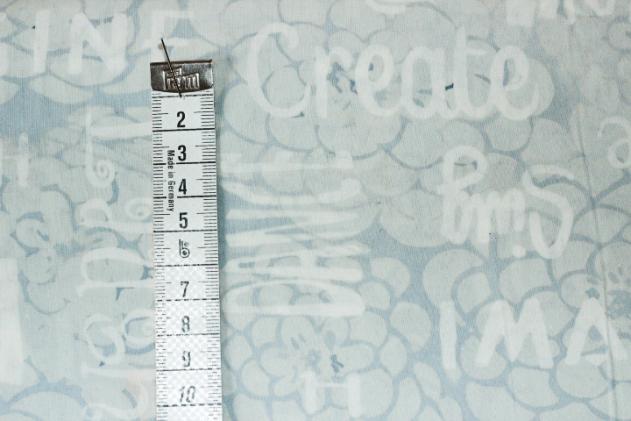 grau-weiß,blaugrau Batikstoff von Hoffmann, Muster: Texte,Blumen.