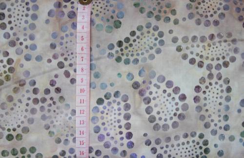 beiger Batikstoff von Robert Kaufmann mit lila-grünen Paisley