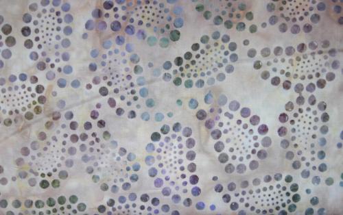 beiger Batikstoff von Robert Kaufmann mit lila-grünen Paisley