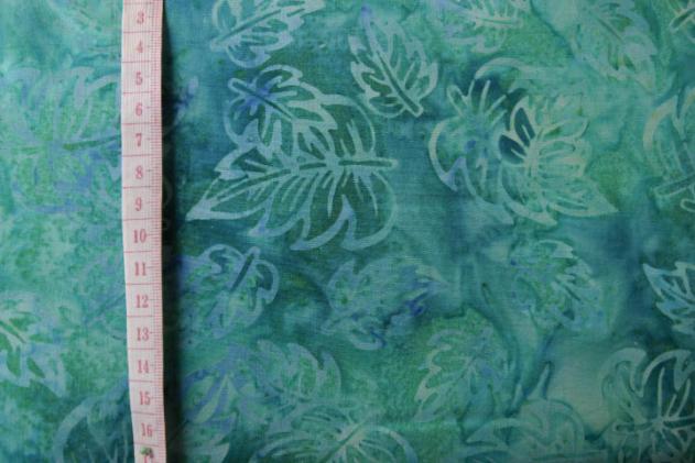 grüner Batikstoff von Anthology, Motiv: Blätter, Farben: grün-blau-petrol.