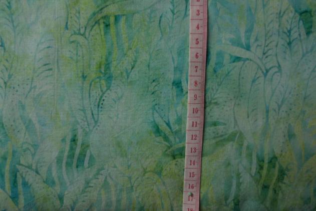 grün- türkiser Batikstoff von Anthology, Motiv: Blätter, Farben: grün-türkis