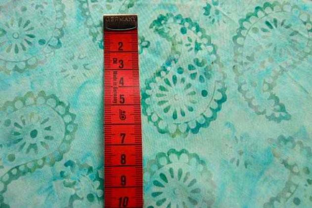Preview: helltürkis marmorierter Batikstoff von Anthology, Motiv:  Blumen ca. 7 cm groß, Farben: türkis-grün-petrol-olive
