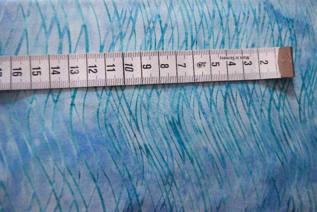 Preview: türkiser Batikstoff von Hoffmann, Muster: Wellen, Farben türkis-hellblau-blau