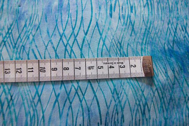 Preview: türkiser Batikstoff von Hoffmann, Muster: Wellen, Farben türkis-hellblau-blau