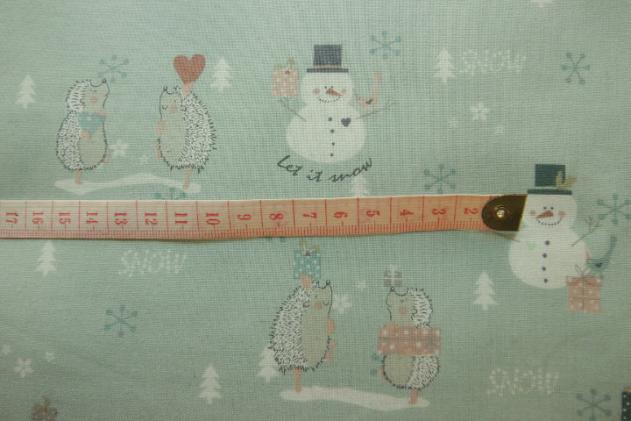 Preview: grauer Weihnachtsstoff, Motiv: Schneemann, Igel, Schneeflocke,Herz