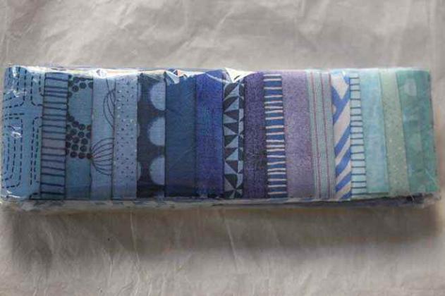 Jelly Roll, 20 Baumwollstoffstreifen 2,5" x 43,5" (6,35 cm x 110 cm). Farbe: blau-weiß-türkis, Zen Chic, Fassett, Grunge