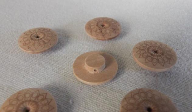 Preview: 6 schöne Knöpfe aus Holz, 20 mm, Motiv: gelaserte Blume mit 2 Löcher