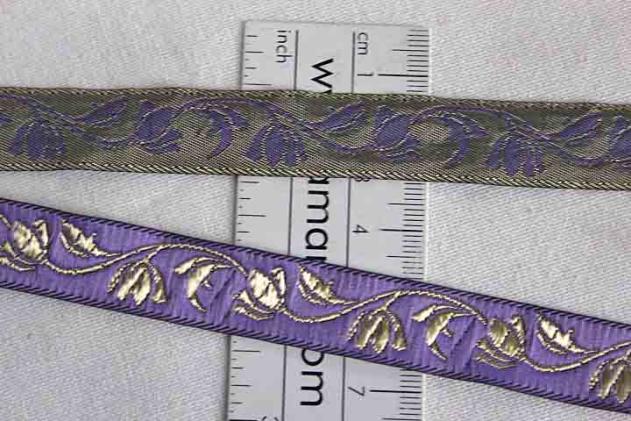 Preview: fliederfarbenes  Webband, 16 mm,  mit goldenem Muster: Blumen