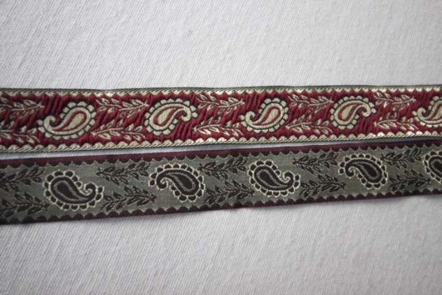 Preview: mittelalterliches Webband, 20 mm, Farben: rot-gold,Motiv: Paisley, Ranken. Man kann es beidseitig benützen