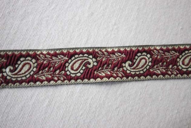 Preview: mittelalterliches Webband, 20 mm, Farben: rot-gold,Motiv: Paisley, Ranken. Man kann es beidseitig benützen