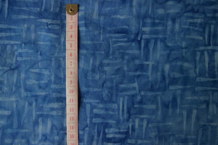 blau marmorierter Batikstoff von Anthology, Motiv: hellblaue Striche