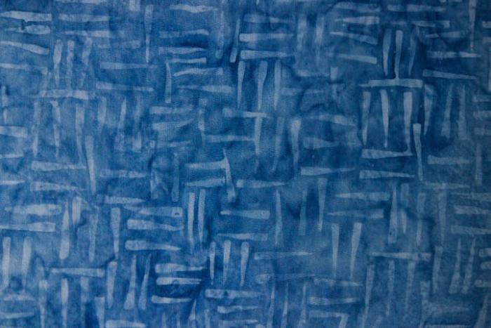 blau marmorierter Batikstoff von Anthology, Motiv: hellblaue Striche