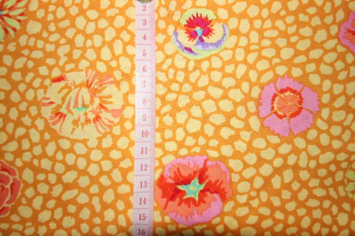 wunderschöner bunter Stoff von Kaffe Fassett, Muster: Punkte-Blumen, Farben gelb-ocker-lila-lachs.