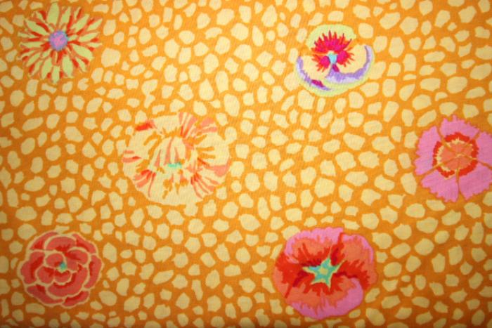 wunderschöner bunter Stoff von Kaffe Fassett, Muster: Punkte-Blumen, Farben gelb-ocker-lila-lachs.