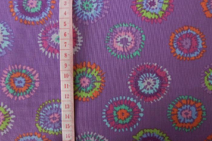 lila Stoff von Kaffe Fassett, Muster: Blumen, Farben: lila-blau-grün-türkis