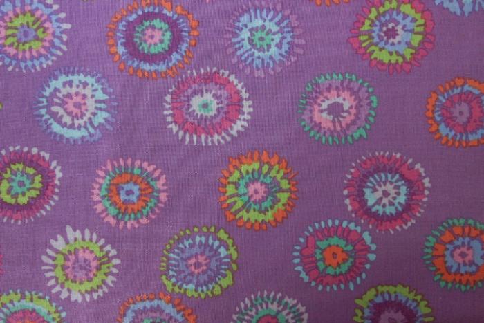 lila Stoff von Kaffe Fassett, Muster: Blumen, Farben: lila-blau-grün-türkis
