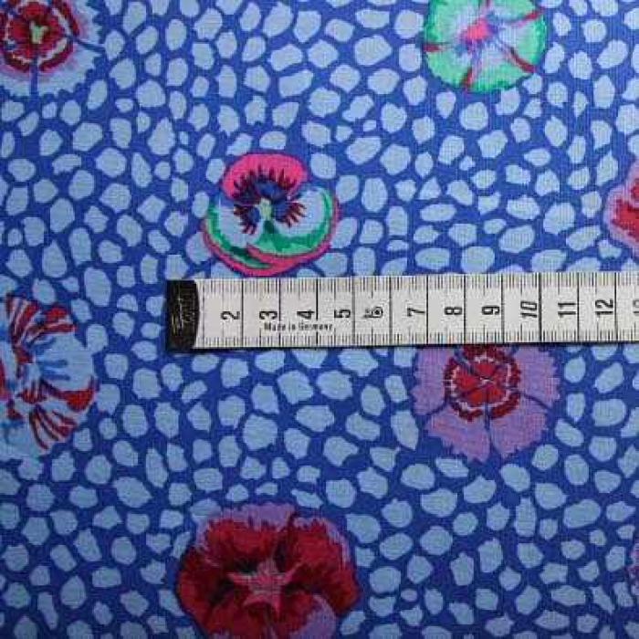 Stoff von Kaffe Fassett, Muster: Guinea Flower,Blumen und Punkte, Farben blau -lila-grün-rosa-bordeaux