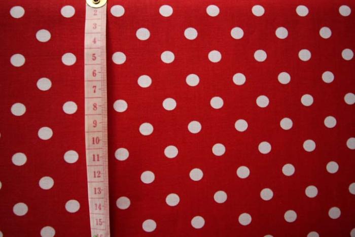roter Baumwollstoff mit weißen Punkte