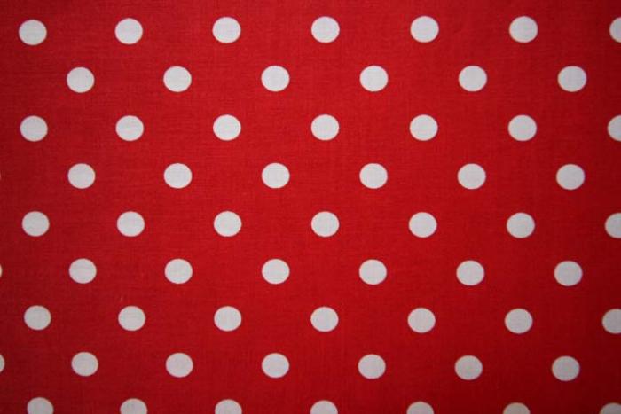 roter Baumwollstoff mit weißen Punkte