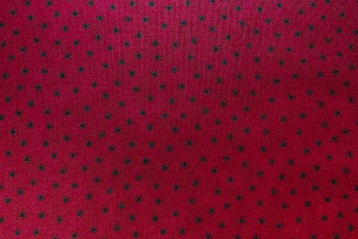 roter Baumwollstoff, Motiv: schwarze Sterne von StofA/S