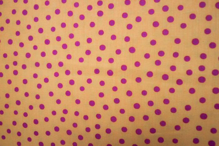 aprikotfarbener Baumwollstoff mit lila Punkten von Hilco