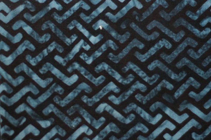 blauschwarzer Batikstoff von Hoffman, Muster:Linien, Farben: blauschwarz-blau-petrol