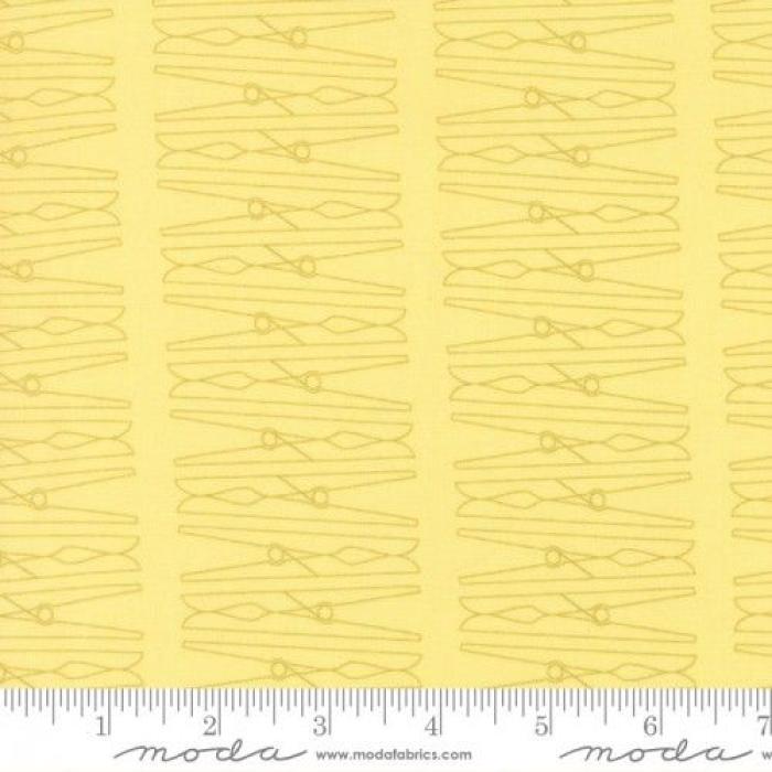 gelber Stoff von Moda,  Motiv: Wäscheklammer ca. 5 cm, Farben: gelb-schlamm, 100% Baumwolle, Stoffbreite 110 cm