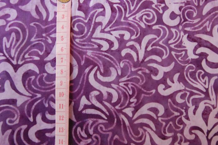 magenta Batikstoff von Anthology, Motiv flieder Ranken