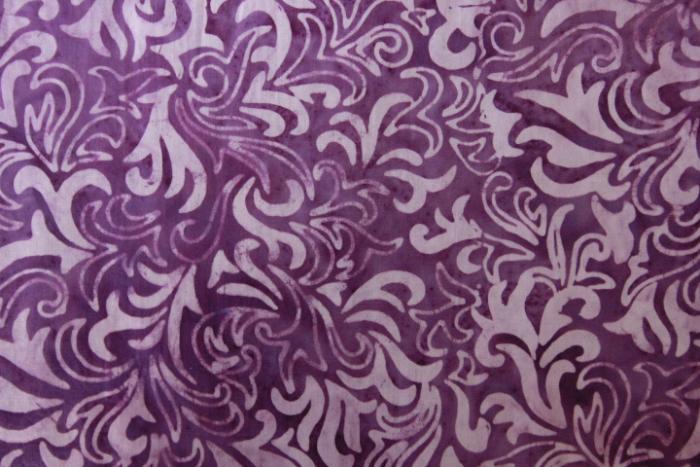 magenta Batikstoff von Anthology, Motiv flieder Ranken