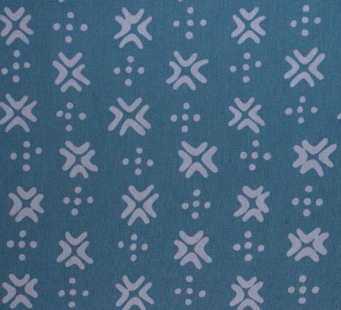 hellblauer Batikstoff von Hoffmann, Muster: 1 cm grafisches Muster, Farben: hellblau-grau , 100% Baumwolle, Stoffbreite: 110 cm