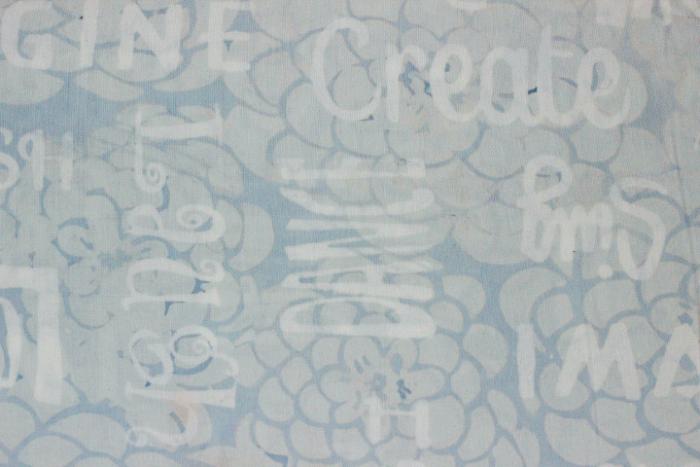 grau-weiß,blaugrau Batikstoff von Hoffmann, Muster: Texte,Blumen.