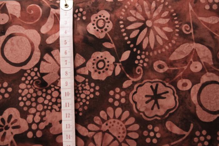 brauner Batikstoff von Hoffmann, Muster: hellbraune Blumen
