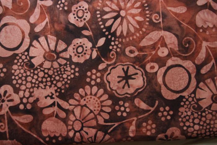 brauner Batikstoff von Hoffmann, Muster: hellbraune Blumen