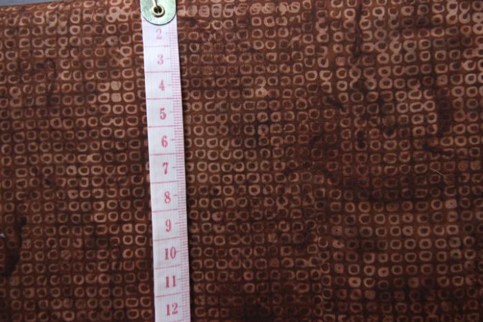 brauner Batikstoff von Hoffmann, Muster: beige Quadrate