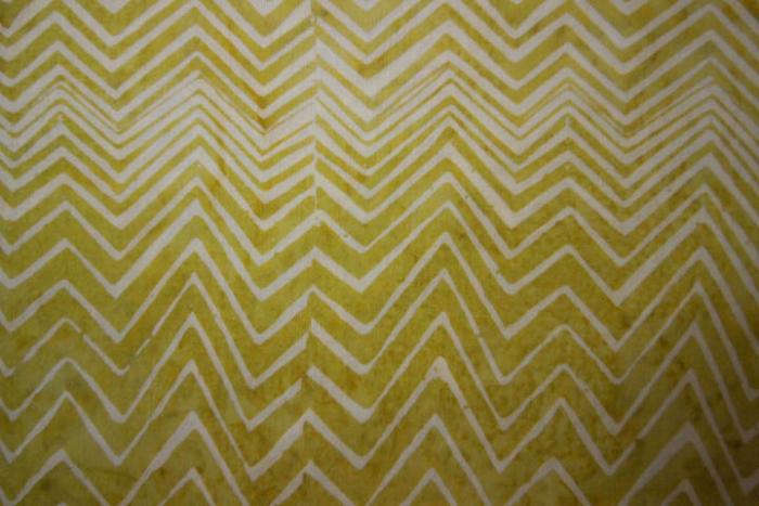 grüner Batikstoff von Hoffmann, Muster: cremefarbene Zacken