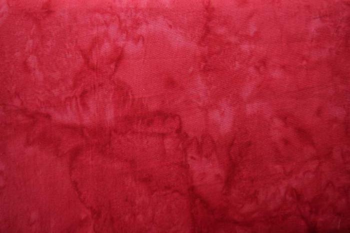 uni rot marmormorierter Batikstoff von Anthology