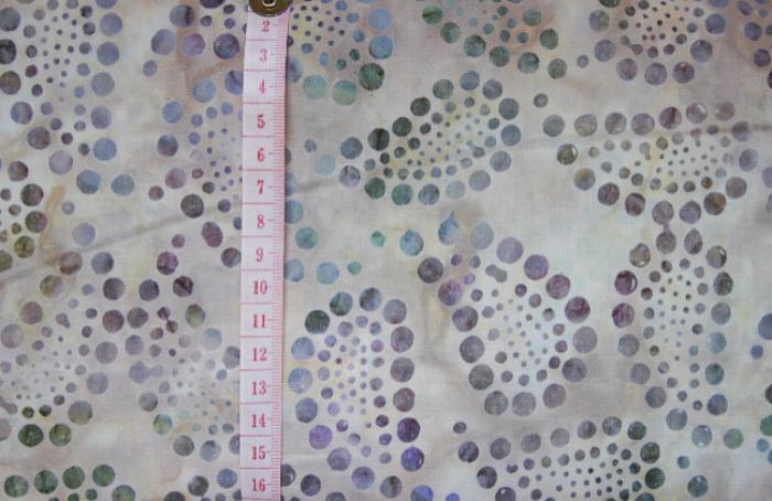 beiger Batikstoff von Robert Kaufmann mit lila-grünen Paisley