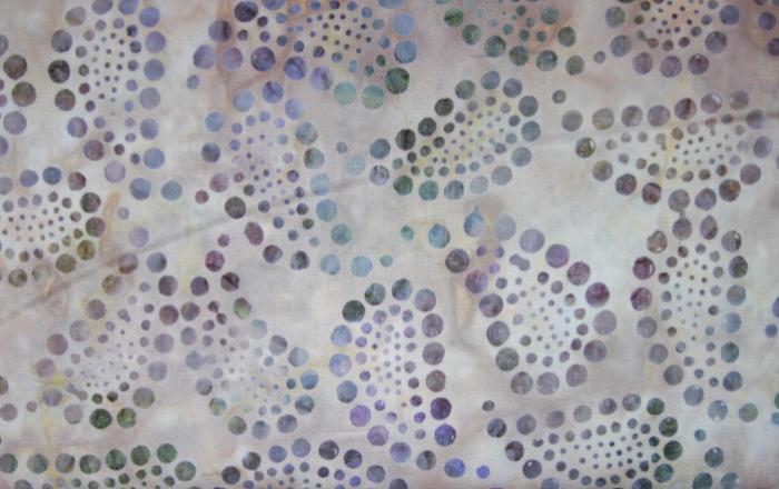 beiger Batikstoff von Robert Kaufmann mit lila-grünen Paisley