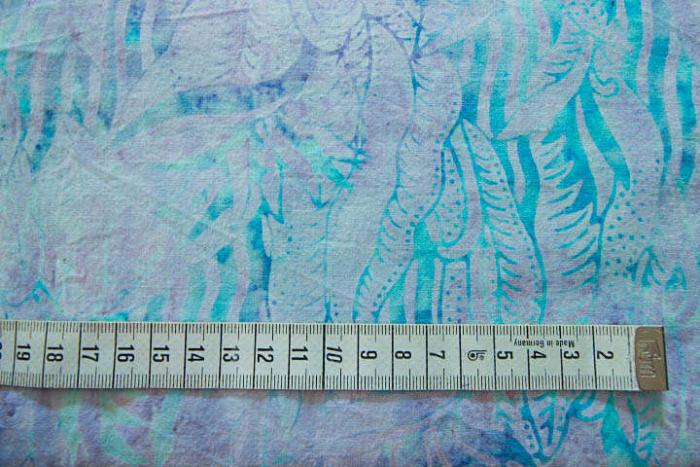 türkis-blau-lila Batikstoff von Anthology, Muster: Ranken