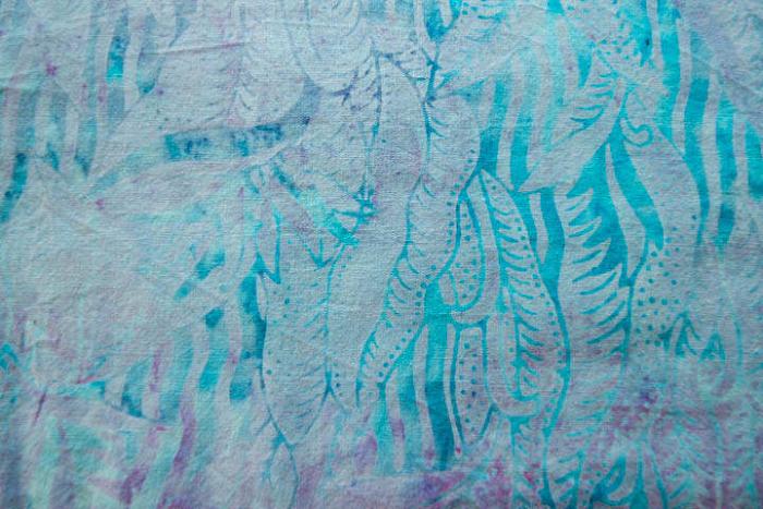 türkis-blau-lila Batikstoff von Anthology, Muster: Ranken