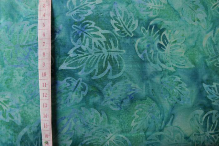 grüner Batikstoff von Anthology, Motiv: Blätter, Farben: grün-blau-petrol.