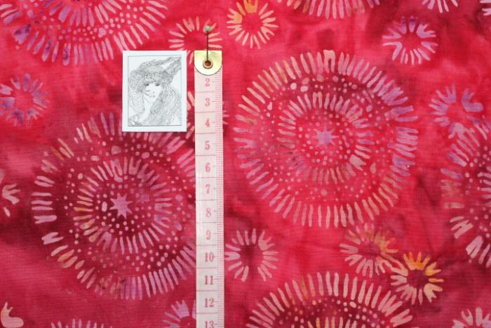 rot marmorierter Batikstoff von Anthology, Motiv: gestrichelte Kreise