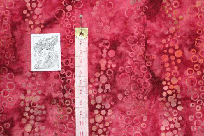 rot marmorierter Batikstoff von Anthology, Motiv hellrote Kreise