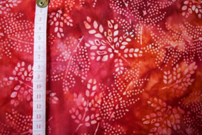 roter Batikstoff von Robert Kaufmann, Motiv: Blätter, Farben: rot-orange