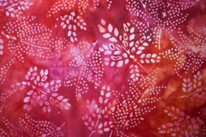 roter Batikstoff von Robert Kaufmann, Motiv: Blätter, Farben: rot-orange